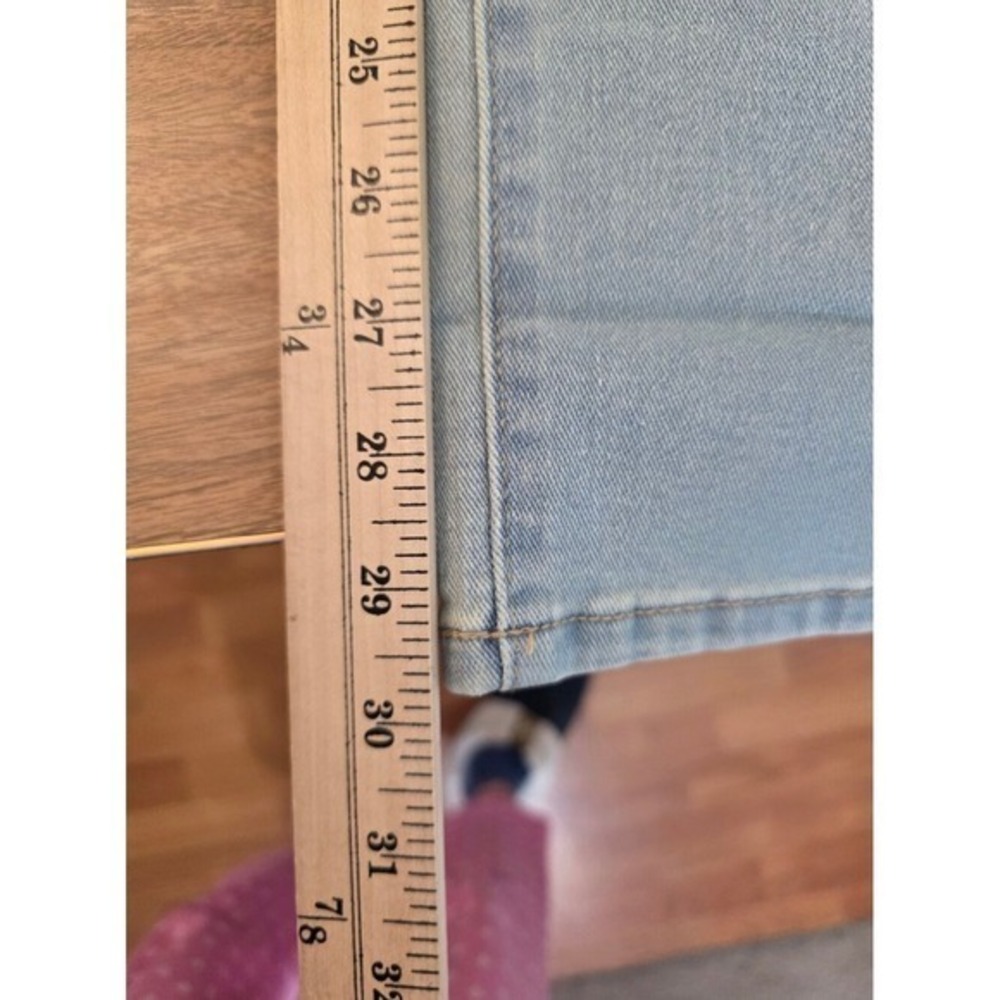 Women's Light Wash Daisy Embroidered Cuffed Jeans Cottagecore Size 10/30 - Picture 15 of 16